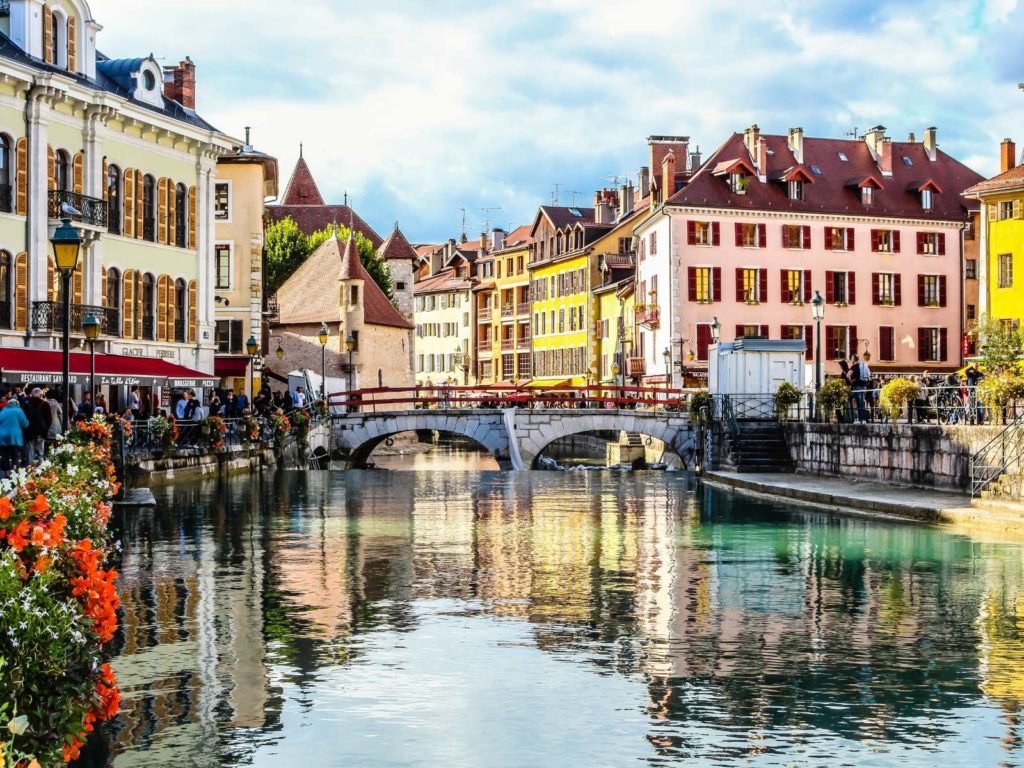 Annecy in Frankrijk water en gekleurde huizen
