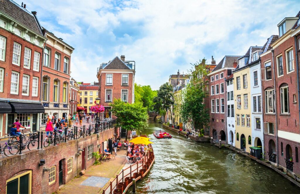 Cyclists looking onto the Utrecht canals