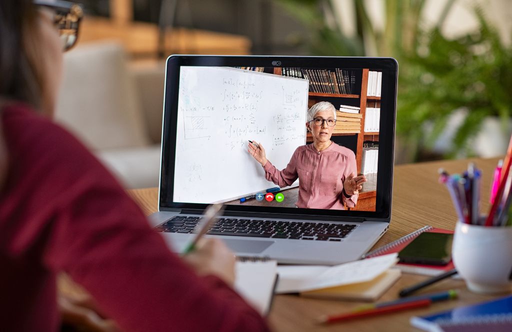 one of the best last minute birthday gifts is an online language course