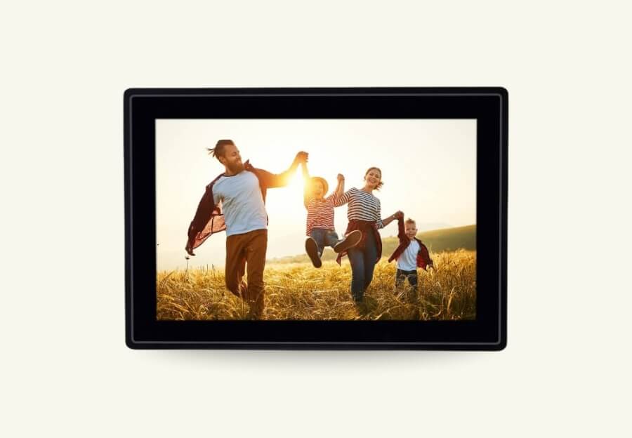 Ein digitaler Bilderrahmen als eines der besten Geschenke zurm Renteneinstieg