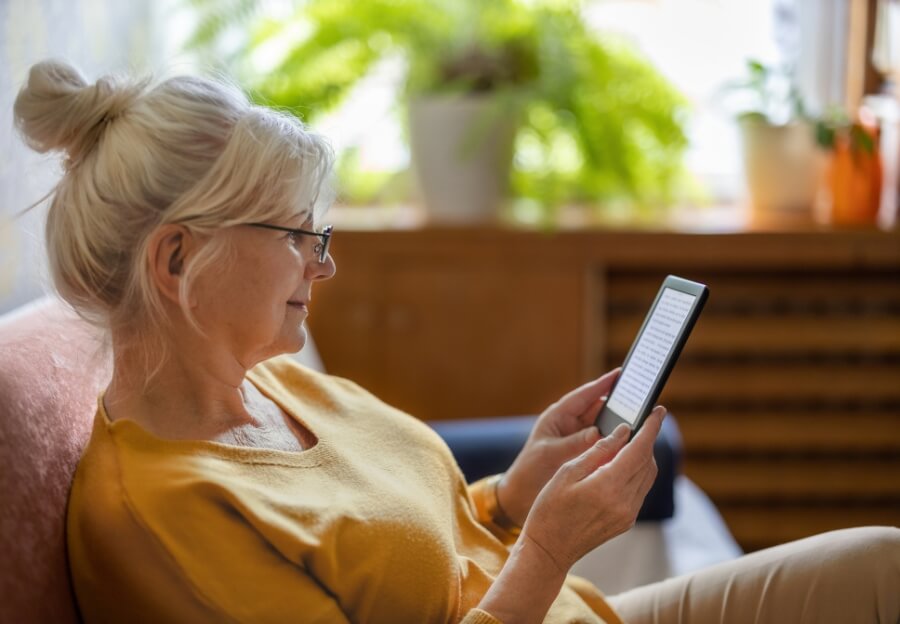 Eine Frau liest ein E-Book