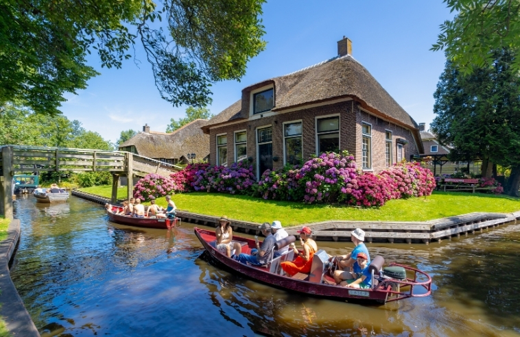 Giethoorn romantic boat