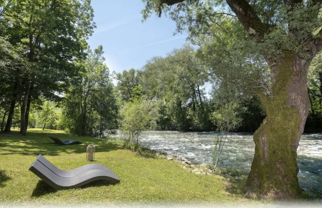 Les extérieurs du Logis Hôtel Restaurant Les 2 Rives pour partir cet été