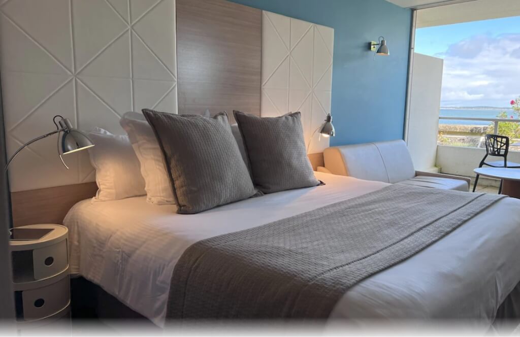 Une chambre de l'Hôtel Point France où partir en vacances en France en été