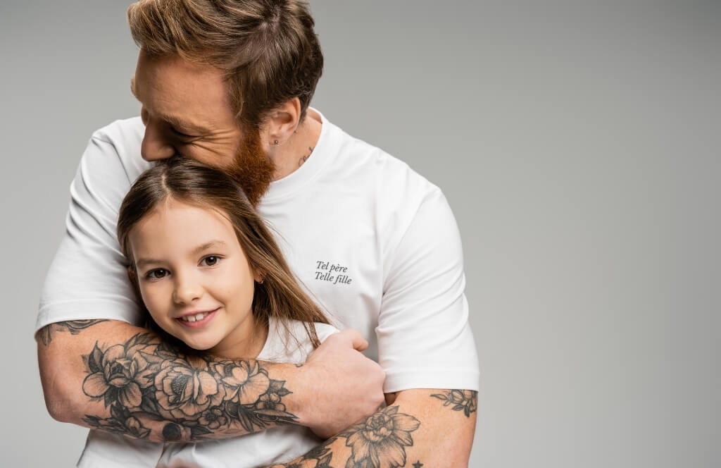 Un père et sa fille portant un tshirt offert en cadeau père fille