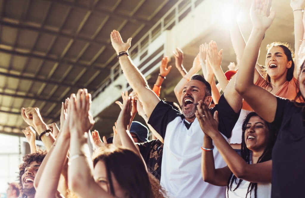 un homme dans un stade de foot après avoir reçu un cadeau père fille