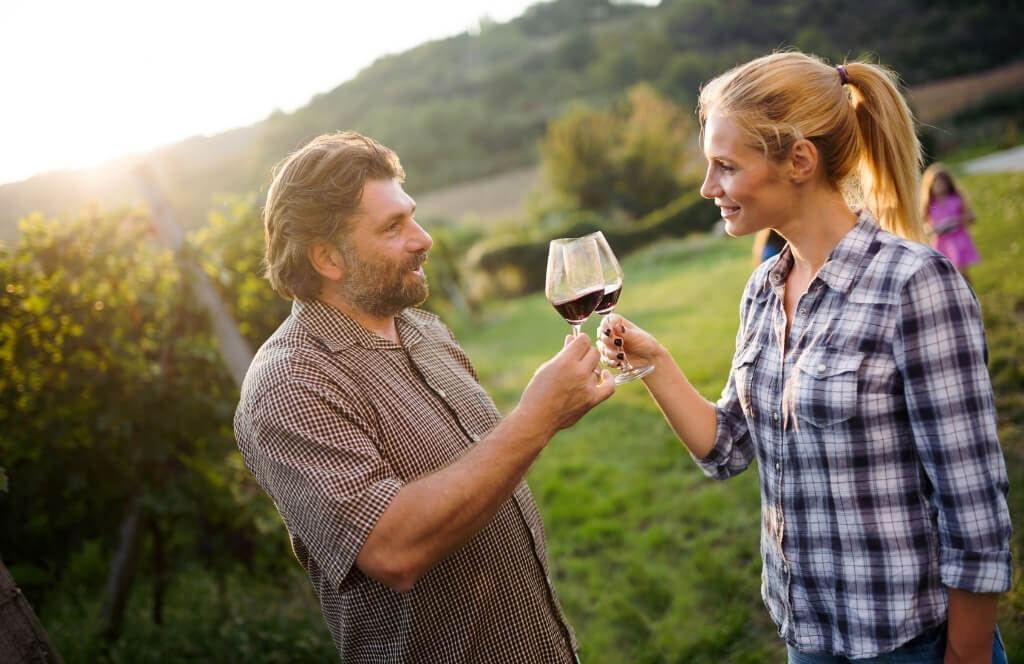 un père et sa fille lors d'une dégustation de vin reçu en cadeau père fille