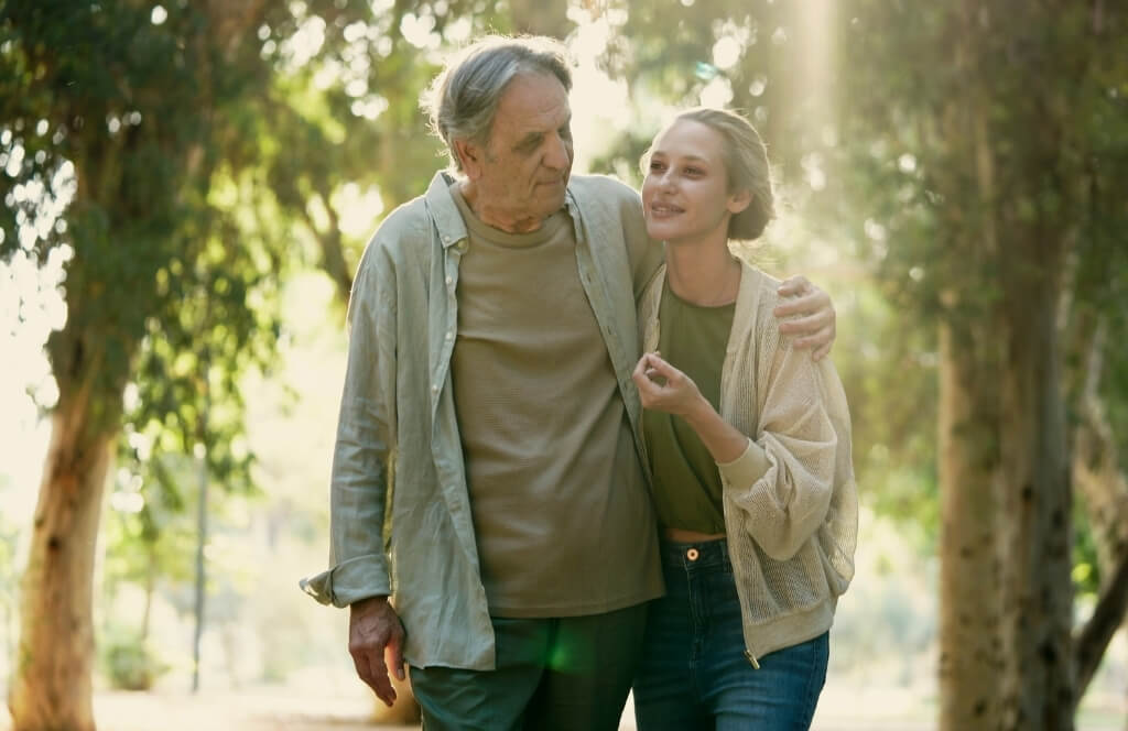 un père et sa fille se promenant lors d'un voyage