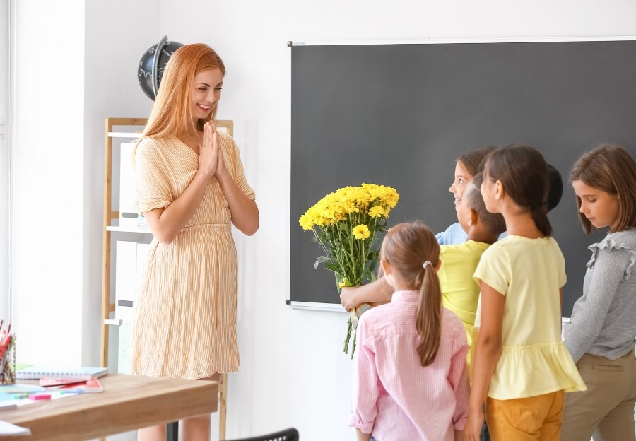 Eine Lehrerin erhält Abschiedsgeschenke