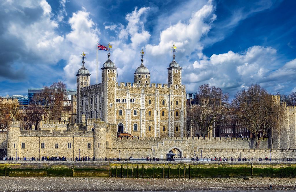 tower of london is one of the best historical sites uk