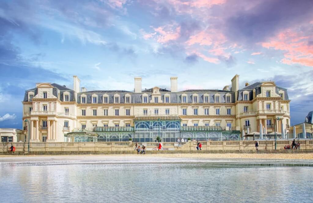 Façade du Grand Hôtel des Thermes disponible avec Hotelgift