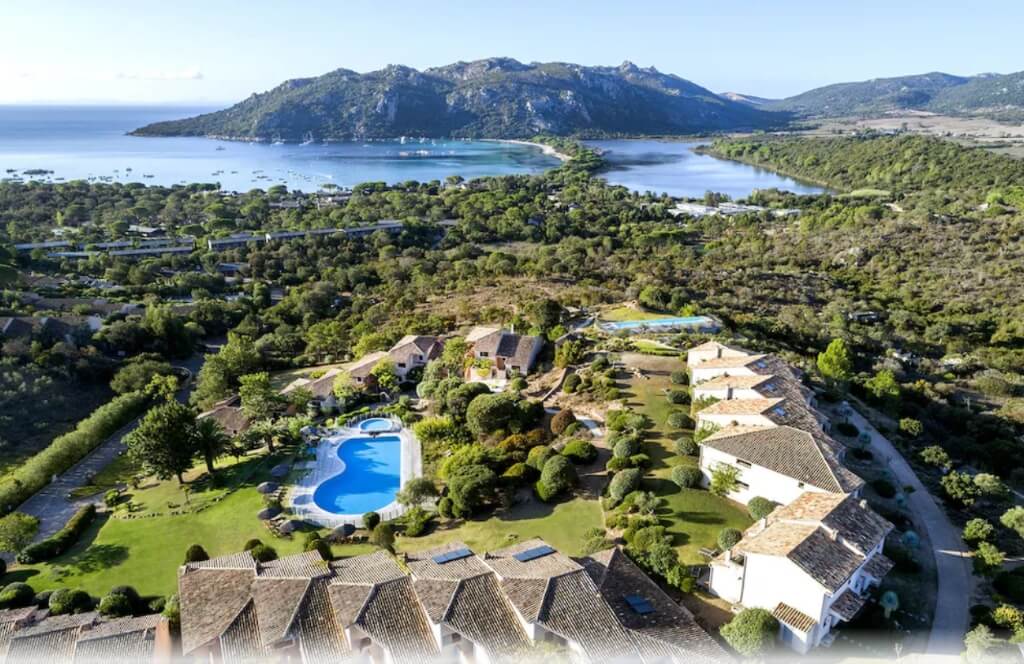 Vue aérienne de l'hôtel Domaine Santa Giulia Palace en corse
