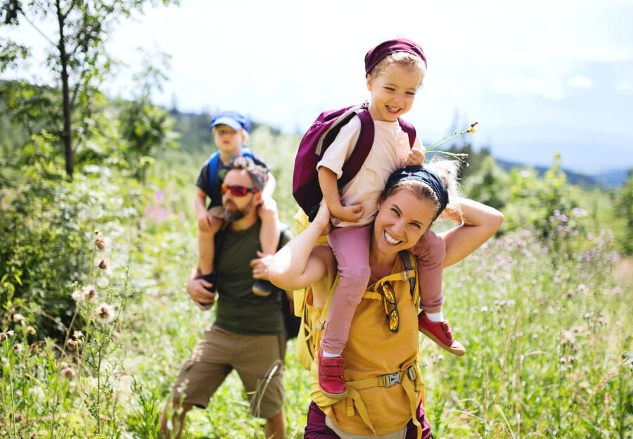Eine Familie macht Sommerurlaub in Deutschland mit Kindern