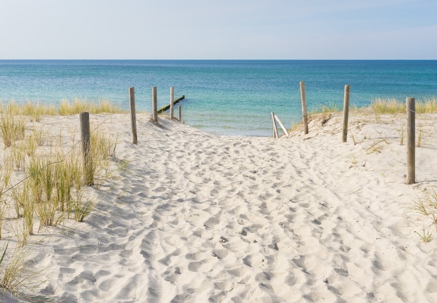 Strand auf der Insel Poel, eines der schönsten Reiseziele für Urlaub im Sommer in Deutschland