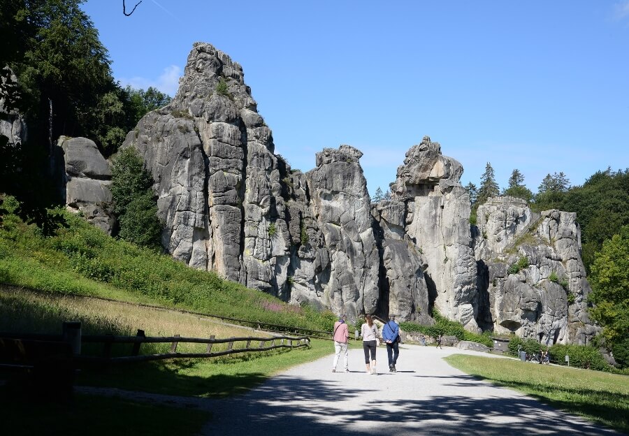 Felsenformation im Teutoburger Wald im Sommer in Deutschland