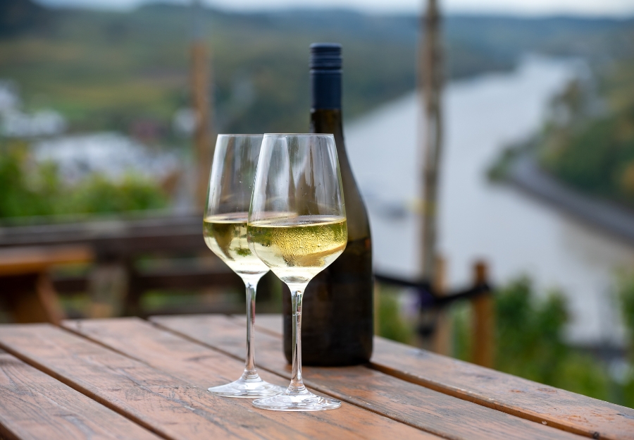 Wein trinken während eines Urlaubs im Oktober in Trier