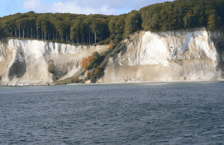 Acantilados junto a la costa en Rugen, Alemania