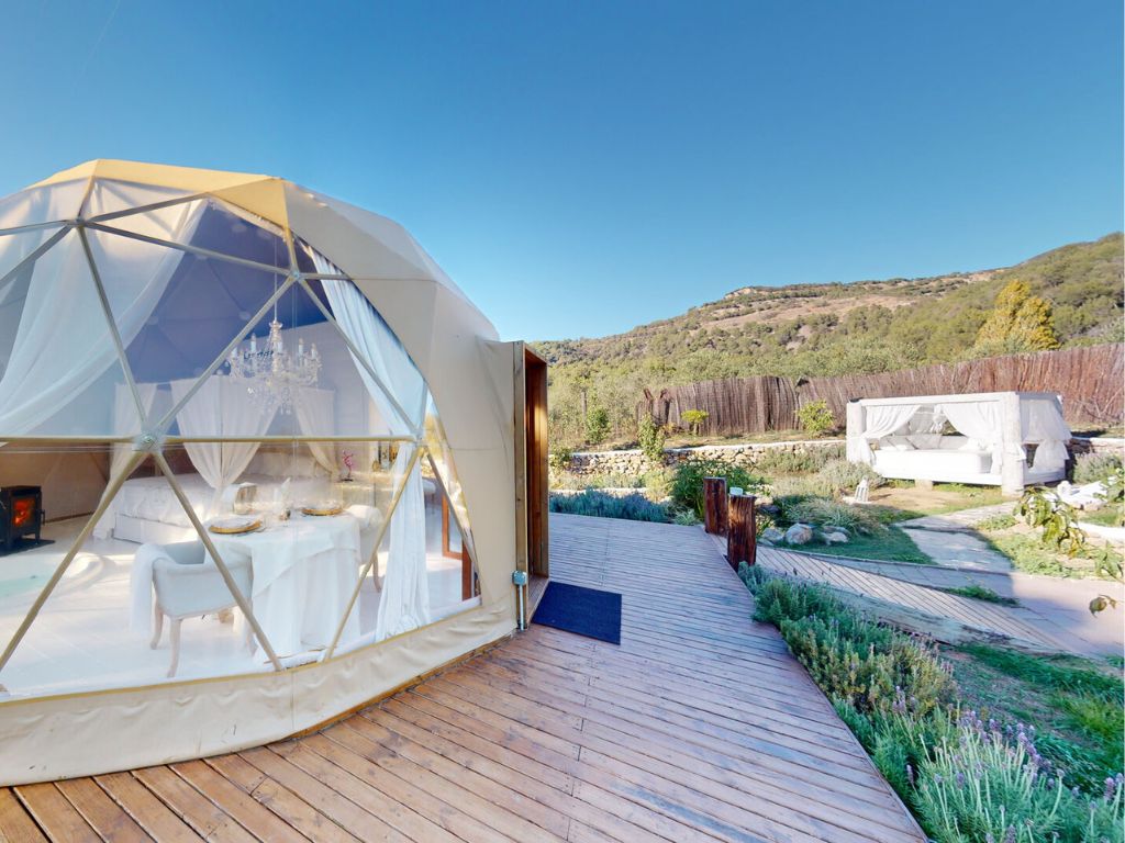 Domo Suites hotel burbuja en Cataluña, cúpula transparente con bañera exterior y vistas a Montserrat