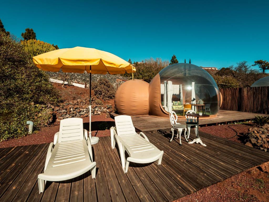Hotel burbuja en Tenerife rodeado de paisaje volcánico con vistas al cielo estrellado de Canarias