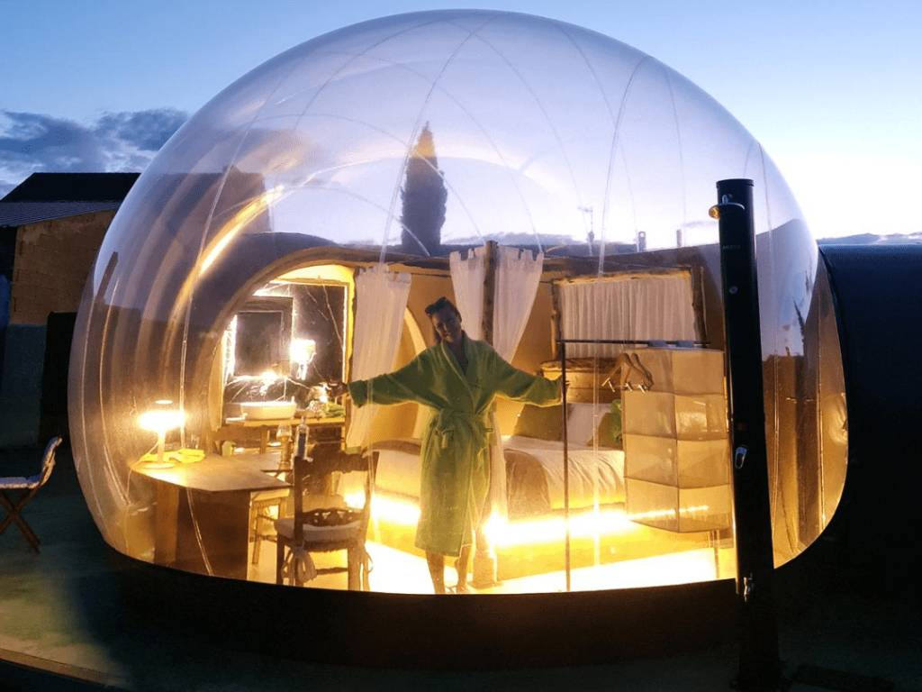Hotel burbuja Cosmoveros en Segovia con jacuzzi exterior privado y cielo estrellado, cerca de Madrid