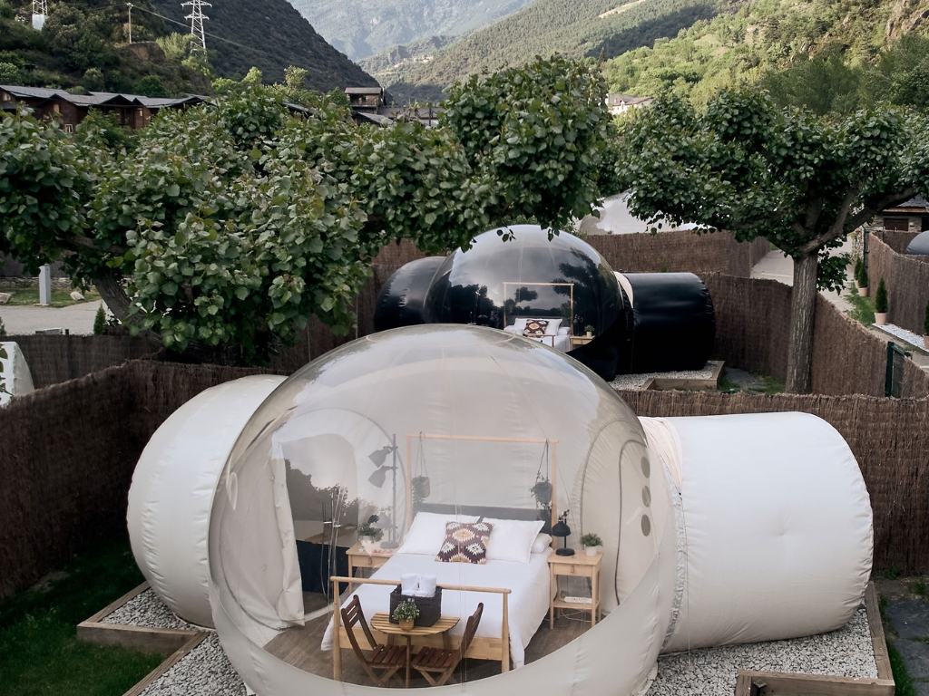 Nomading Camp hotel burbuja en Alicante, cúpula transparente con cama y vistas al paisaje mediterráneo