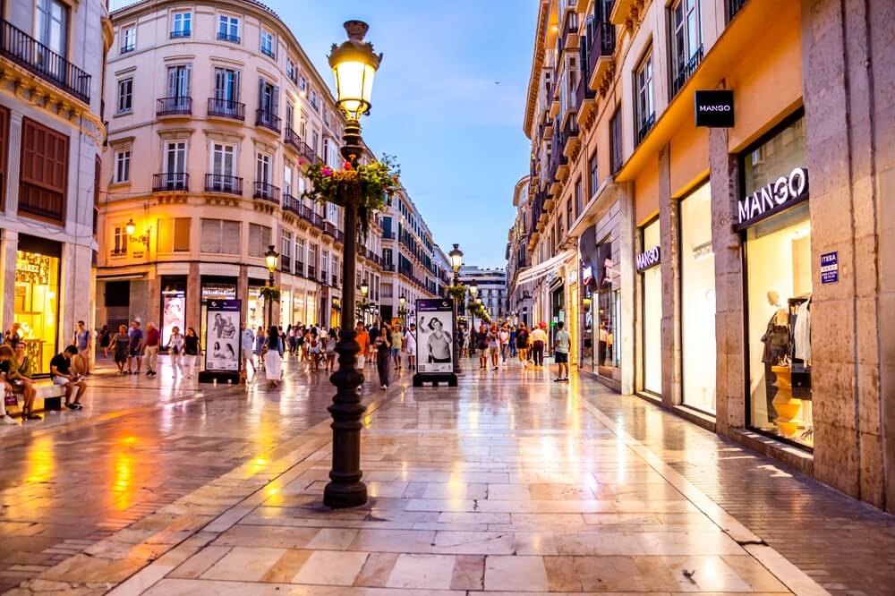 La icónica calle Larios, el centro comercial y cultural de Málaga