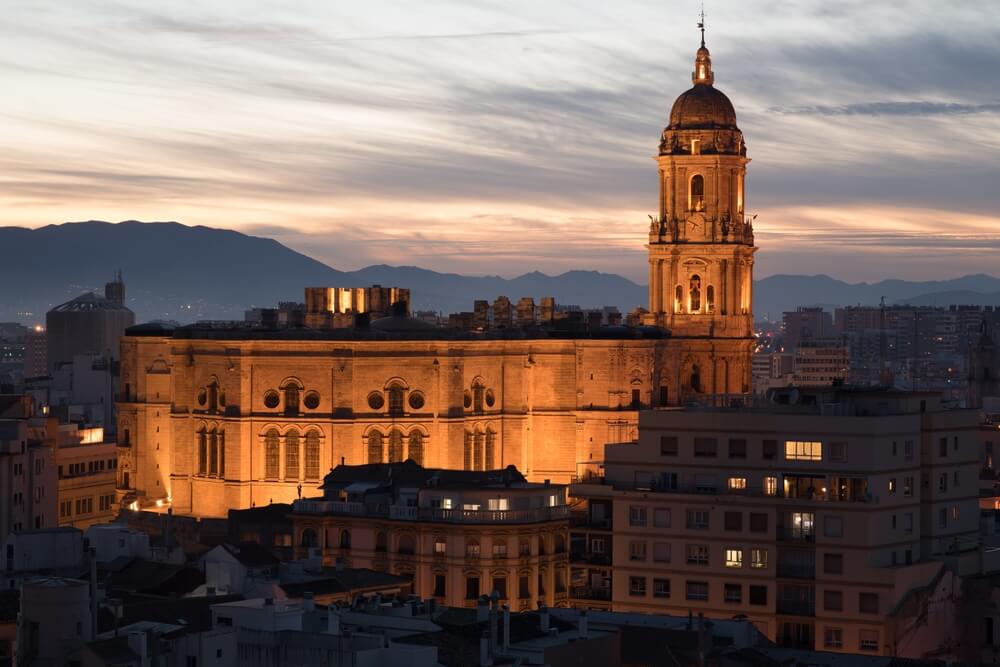 Catedral de Málaga por la noche, con iluminación, uno de los emblemas de la ciudad