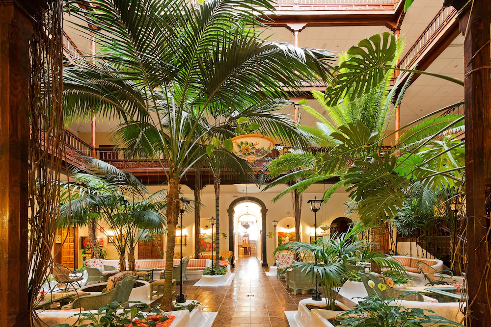Hotel Monopol Tenerife - Interior view of the classic architecture
