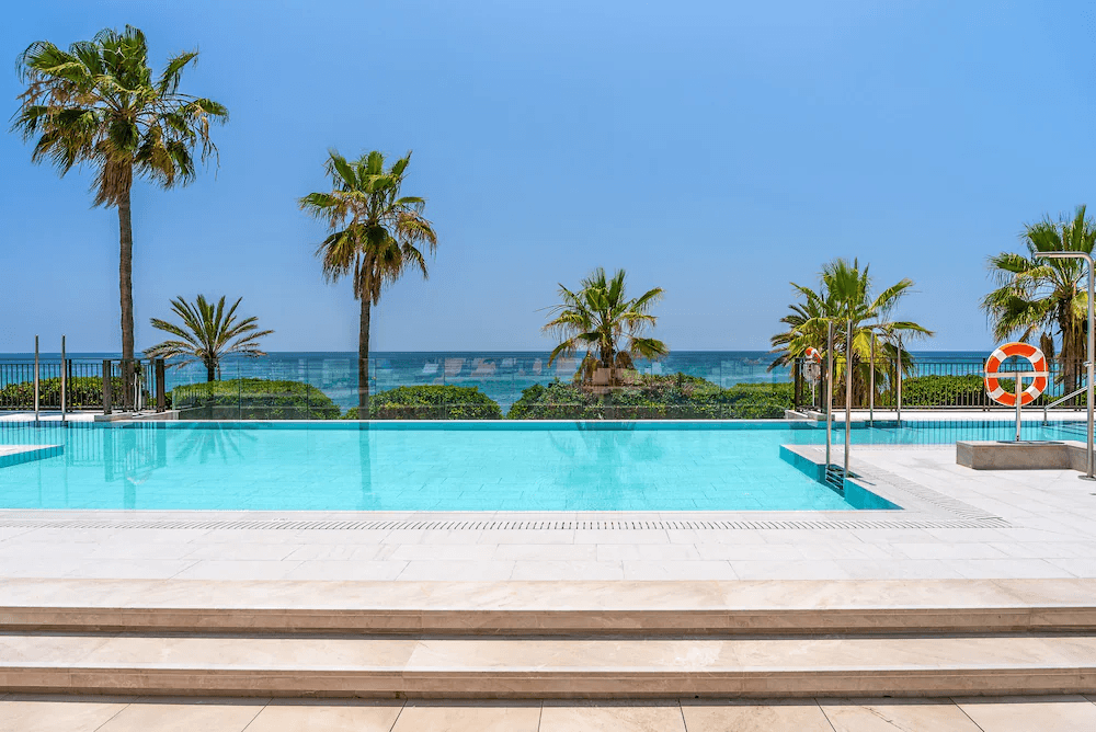 Hotel con piscina infinita frente a la playa en Marbella