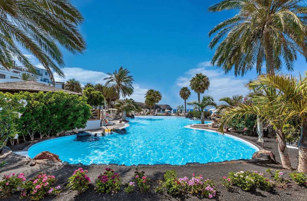 Hotel con decoración única y piscina rodeada de un ambiente volcánico en Lanzarote