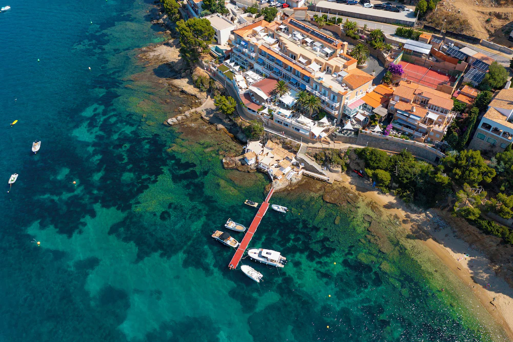Vista aérea del Hotel Vistabella en Roses, junto al mar Mediterráneo