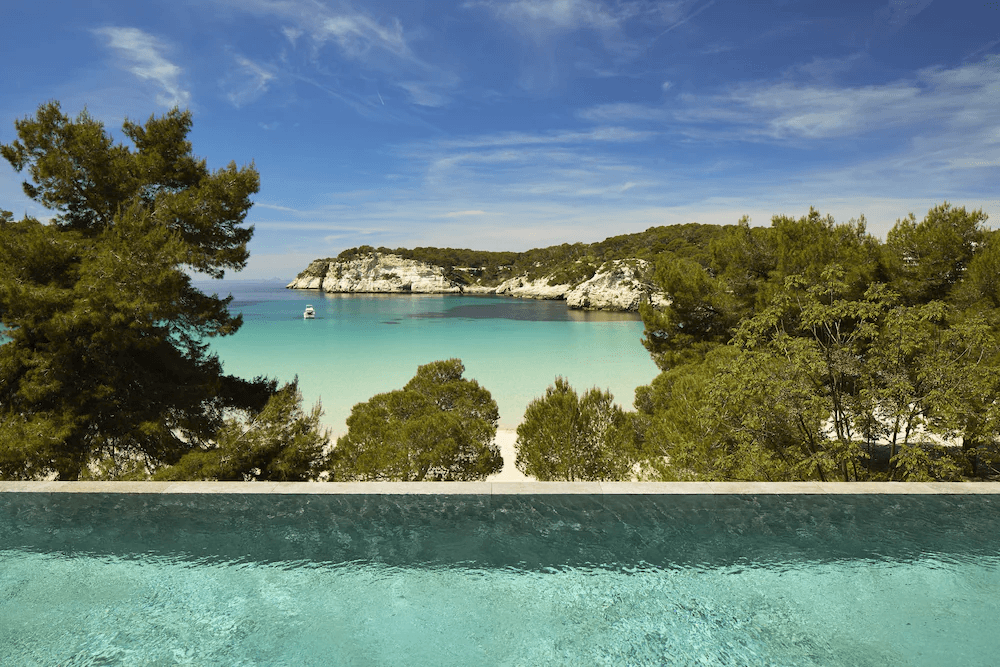 Hotel en Menorca frente a la cala Galdana, un hotel de lujo en un entorno natural único