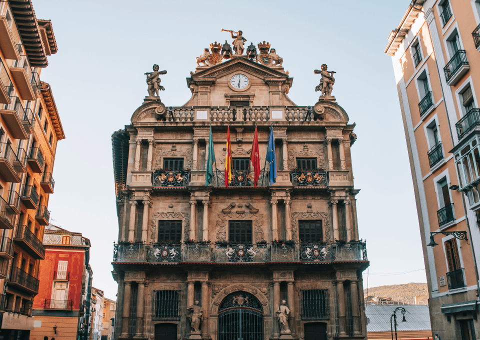 Fachada del Ayuntamiento histórico de Pamplona, desde cuyo balcón se lanza el Chupinazo que da inicio a los Sanfermines cada 6 de julio