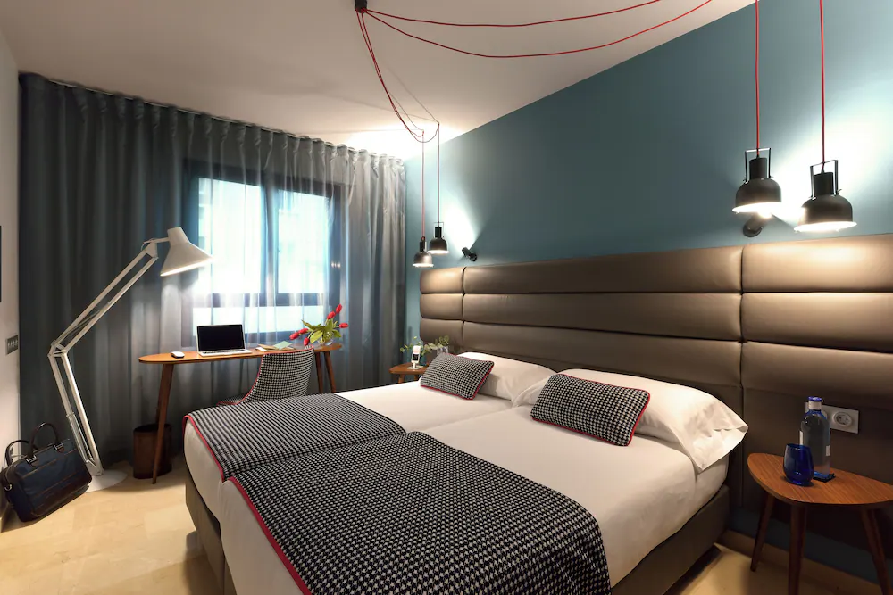 Hotel Pamplona Plaza, 4 estrellas junto a la estación de Renfe, a 12 minutos andando del casco antiguo y del encierro de San Fermín