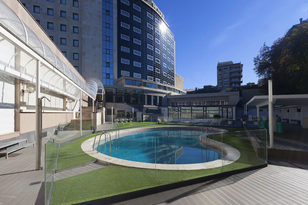 Hotel Tres Reyes Pamplona, 4 estrellas junto a los Jardines de la Taconera, a 800 metros de la Catedral y 10 minutos del encierro de San Fermín, con piscina exterior en julio