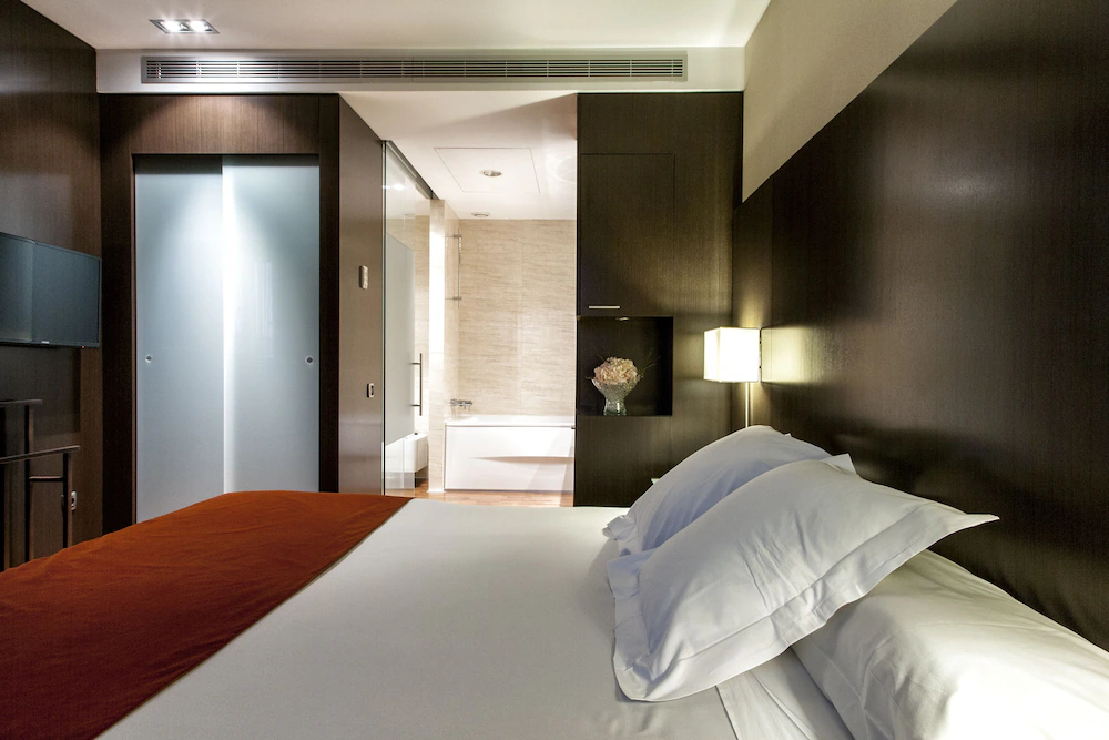 Hotel Zenit Pamplona, 4 estrellas en el Parque Comercial Galaria, a 5 minutos del centro y 3 del aeropuerto de Noáin, con habitaciones insonorizadas y traslados gratuitos durante San Fermín