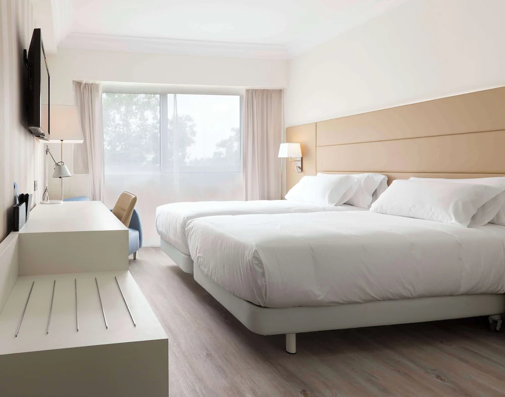 NH Pamplona Iruña Park, 4 estrellas en el barrio de San Juan, a 20 minutos andando del centro, con parking propio y desayuno buffet, opción tranquila para San Fermín
